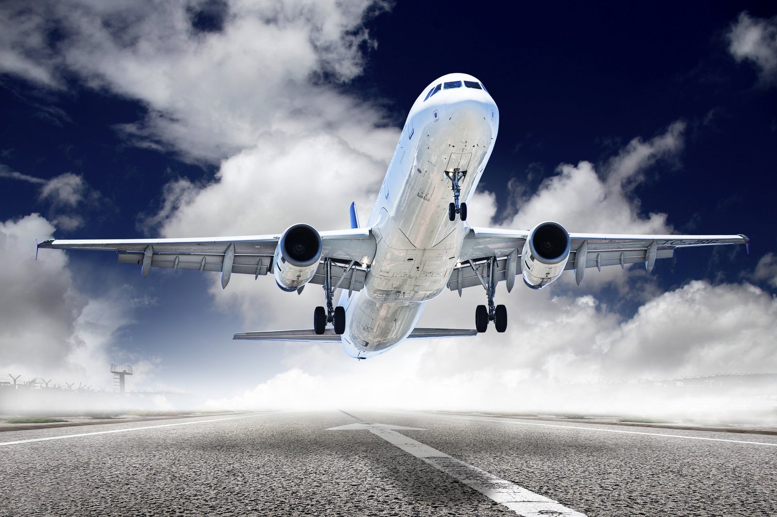 Commercial airplane taking off — Lahore to Jeddah ticket price guide 2026